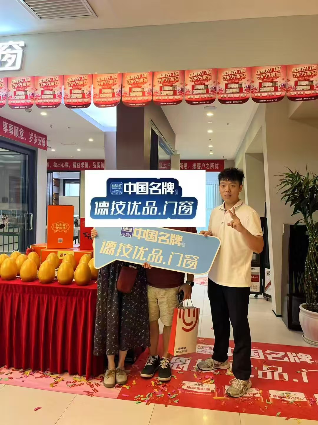 211761038827176688.jpg 与消费者合照1.jpg