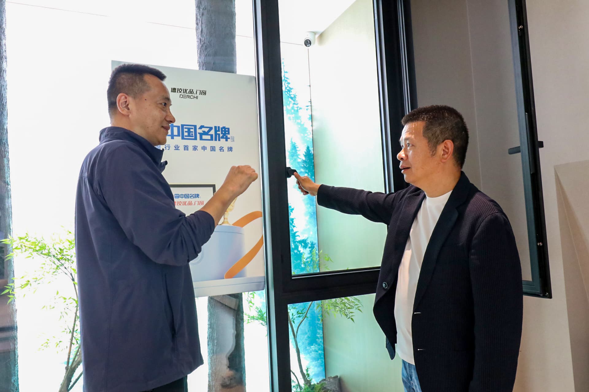 搜狐焦点家居总经理郑海云（左）德技优品门窗董事长雷少军（右）_compressed.jpg